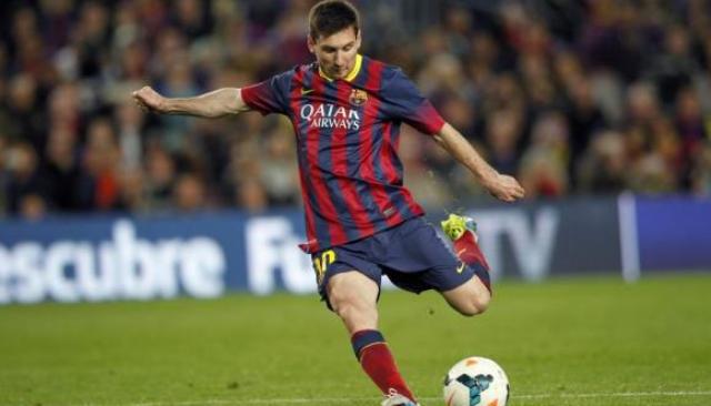 VIDEO: Cú hat-trick giúp Messi cân bằng thành tích ghi bàn của CR7 ở La Liga mùa này