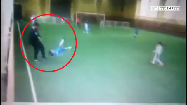 VIDEO: HLV đá tung người cầu thủ nhí ở Nga