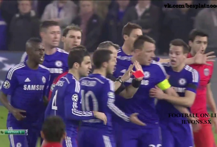 VIDEO: 9 cầu thủ Chelsea gây sức ép đòi trọng tài đuổi Ibrahimovic
