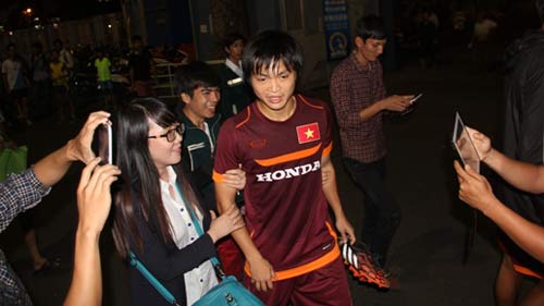 Cầu thủ U23 Việt Nam bị fan vây kín sau buổi tập