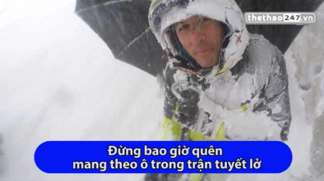 VIDEO: Thoát chết khi đang leo núi bị tuyết lở ập vào người