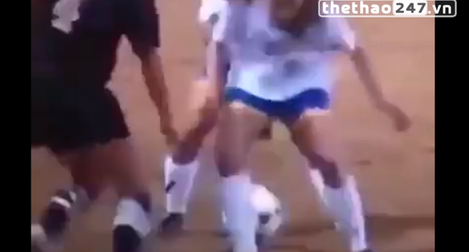 VIDEO: Hai nữ hậu vệ bị xâu kim một cách quá dễ dàng
