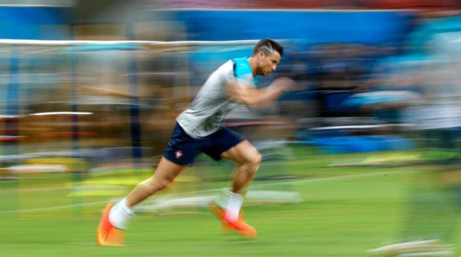 VIDEO: Ronaldo bứt tốc khó tin ở màn chạy tiếp sức cùng đồng đội