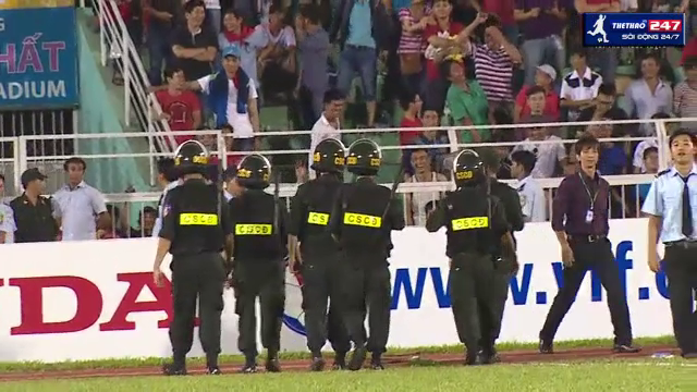 VIDEO: Fan cuồng tràn vào sân đòi tiếp cận U23 Việt Nam