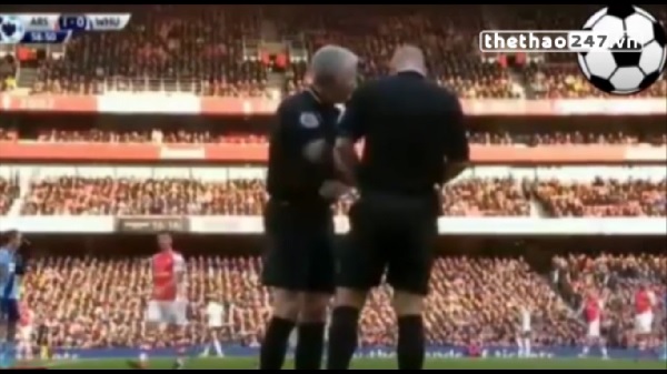 VIDEO: Tình huống thay trọng tài hiếm gặp ở trận Arsenal