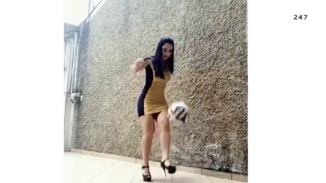 VIDEO: Người đẹp mặc váy bó vẫn tâng bóng cực đỉnh