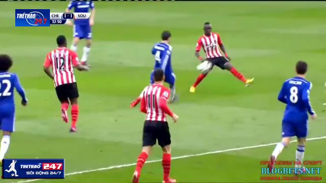 VIDEO: Cầu thủ Southampton bị Fabregas tỉa bóng trúng 'chỗ hiểm'
