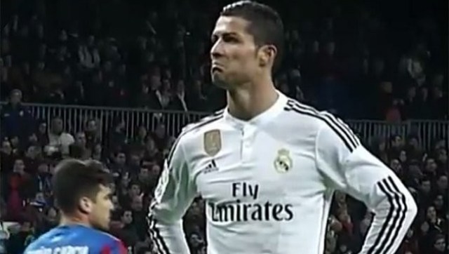 VIDEO: Ronaldo bĩu môi phản ứng với CĐV khi bị la ó trên khán đài
