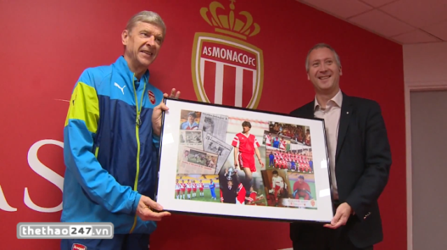 VIDEO:  HLV Wenger được BLĐ Monaco tặng quà ngày trở lại