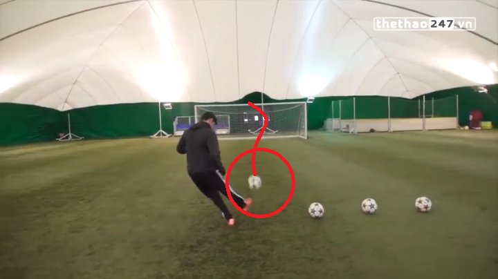 VIDEO: Diego Costa luyện sút bóng trúng xà ngang
