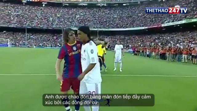 VIDEO: Những hình ảnh khó tin của Ronaldinho khi đối đầu Barcelona