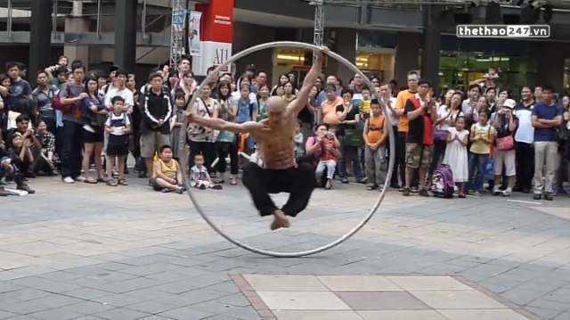 VIDEO: Cao thủ múa vòng khiến người xem phải chóng mặt