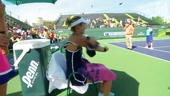 VIDEO: Tay vợt nữ thay đồ cực đỉnh ngay trên sân
