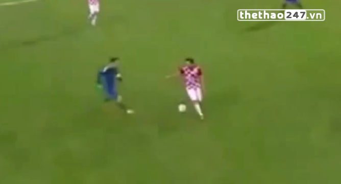 VIDEO: Messi cũng từng đứng hình vì bị xâu kim