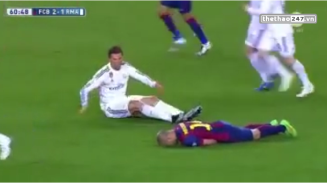 VIDEO: Sao Barca giả vờ đau đớn sau khi va chạm với Ronaldo