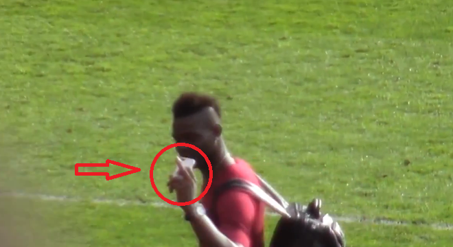 VIDEO: Bị chế giễu Balotelli giơ 'ngón tay thối' khiêu khích CĐV Man United
