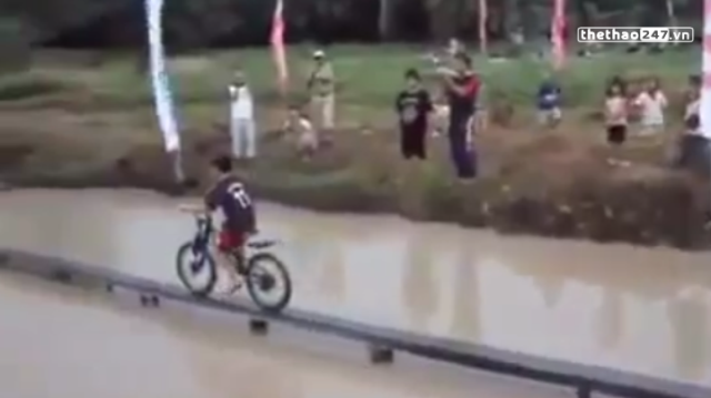 VIDEO: Cười ra nước mắt với giải đua xe trên cầu có chiều rộng 30cm