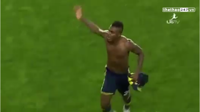 VIDEO: Cầu thủ đòi rời sân vì bị CĐV la ó trên khán đài ở giải VĐQG Thổ Nhĩ Kỳ