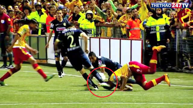 VIDEO: Pha bóng ác ý nhất từng thấy - đá thẳng vào đầu đối phương đang nằm sân