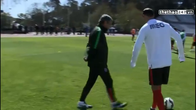 VIDEO: Ronaldo 'học đòi' xâu kim nhưng bất thành