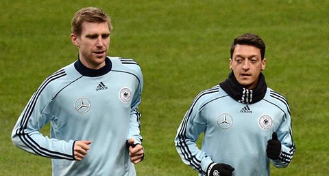 Ozil và Mertesacker được đề cử giải thưởng danh giá