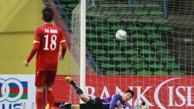 VIDEO: Những pha ra vào cứu thua tuyệt vời của thủ môn Minh Long