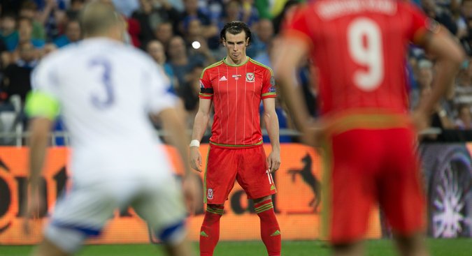 VIDEO: Gareth Bale bắt chước y hệt phong cách đá phạt của Ronaldo