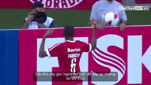 VIDEO: Cầu thủ bị đuổi khỏi sân vì... chửi CĐV đội nhà