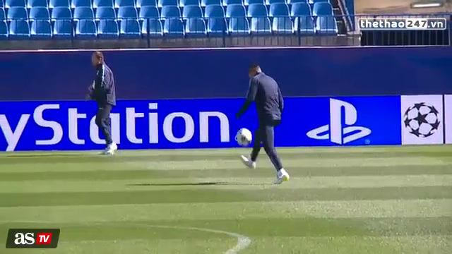 VIDEO: HLV Diego Simeone trình diễn khả năng tâng bóng đẳng cấp