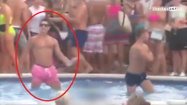 VIDEO: Ronaldo nhảy múa điên cuồng pha trò cười tại bể bơi