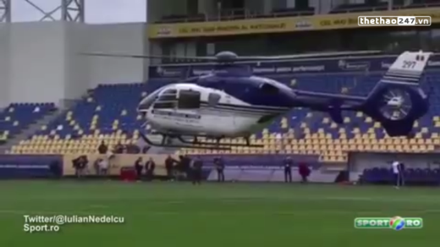 VIDEO: Dùng máy bay trực thăng để làm khô sân vận động
