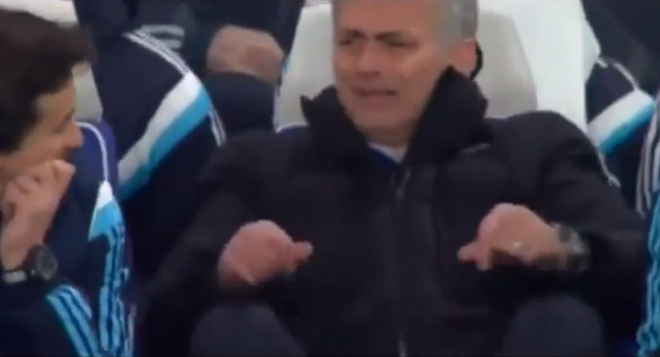 VIDEO: Phản ứng hài hước của HLV Mourinho khi học trò bỏ lỡ khó tin
