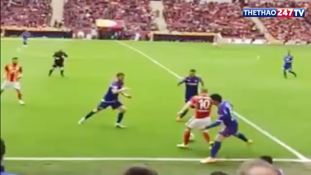 VIDEO: Skill lừa bóng qua 4 cầu thủ đối phương của Wesley Sneijder