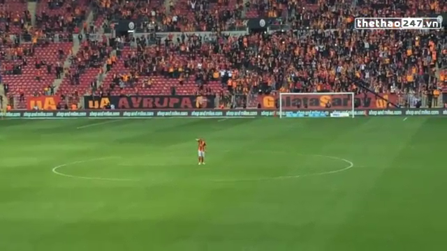 VIDEO: Màn ăn mừng có 1 không 2 của Sneijder và CĐV Galatasaray