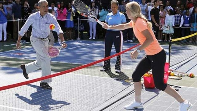 VIDEO: Tổng thống Obama trổ tài chơi tennis với người đẹp