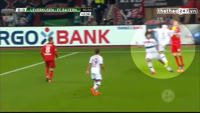 VIDEO: Pha bóng kungfu xứng đáng thẻ đỏ của sao Bayern