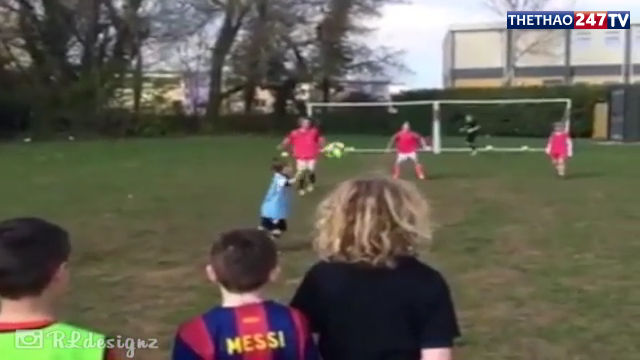 VIDEO: Chiêm ngưỡng bàn thắng sút xa ngoạn mục của cầu thủ nhí