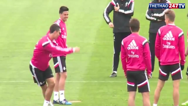 VIDEO: Pha xâu kim ngẫu hứng của Ronaldo trên sân tập