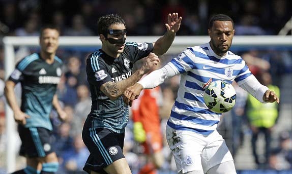 Cesc Fabregas lập công, Chelsea may mắn hạ QPR