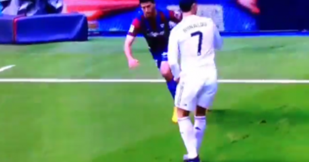 VIDEO: Ronaldo phô diễn kỹ thuật chuyền bóng 'lườm rau gắp thịt'