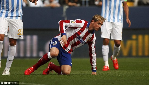 VIDEO: Pha phản lưới nhà đáng tiếc của Fernando Torres (V31 La Liga)