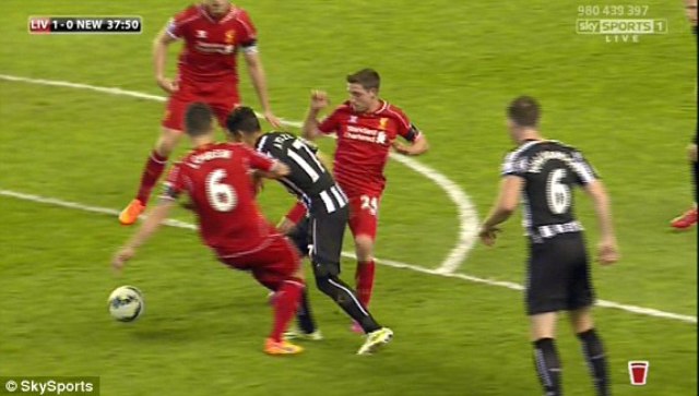 VIDEO: Tình huống ngã trong vòng cấm gây tranh cãi của cầu thủ Newcastle