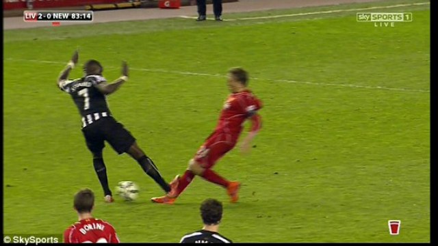 VIDEO: Pha vào bóng ác ý của cầu thủ Newcastle