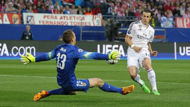 VIDEO: Bale bỏ lỡ cơ hội ngon ăn trong tình huống đối mặt
