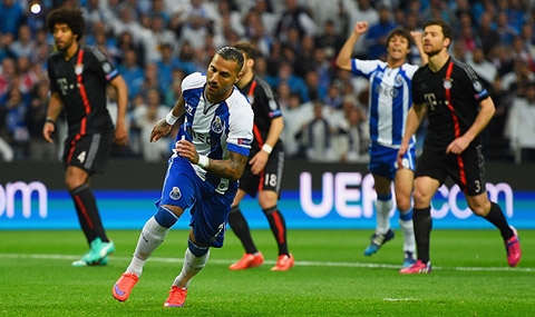 Bayern thua sốc, Pep tâm phục khẩu phục Porto