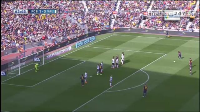 VIDEO: Tình huống Messi sút phạt trúng xà ngang khung thành Valencia