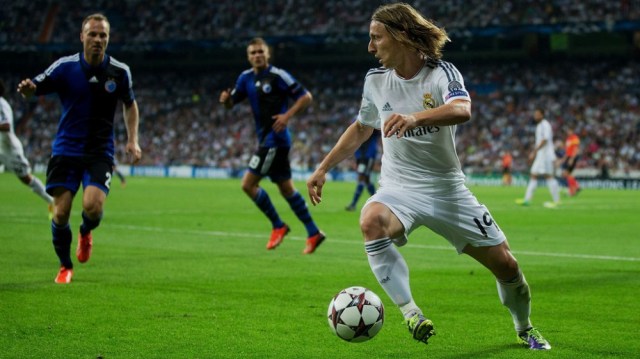 VIDEO: Những pha chuyền 'vẩy má' chính xác đến khó tin của Luka Modric