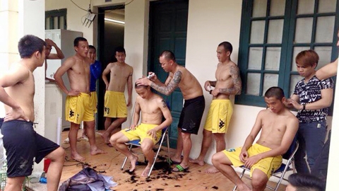 Cầu thủ Hà Nội T&T đồng loạt xuống tóc đồng loạt để 'giải đen'