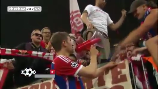 VIDEO: Màn ăn mừng ấn tượng của các cầu thủ Bayern với CĐV sau chiến thắng