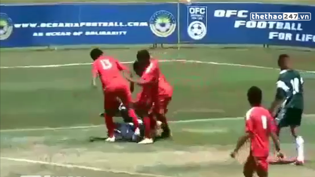 VIDEO: Cầu thủ bị hội đồng vì giữ bóng kiểu... ấp trứng